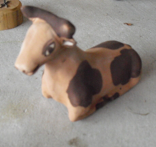 Unique Art Pottery Hand Painted Nativity Sitting Cow Figurine - $327.36 MXN