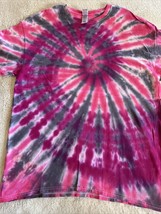 NEW Gildan Mens Red Pink Purple Gray Spiral Tie Dye Short Sleeve Shirt XL - £16.62 GBP