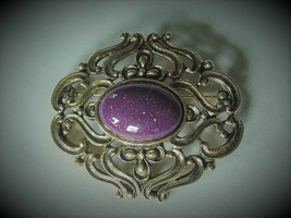 VINTAGE GOLD TONE OPENWORK DAUPLAISE PIN BROOCH LARGE SPECKLED PURPLE CA... - $35.00