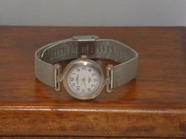 Pre-Owned Women’s Vintage Timex Mesh Band Analog Watch - £10.45 GBP
