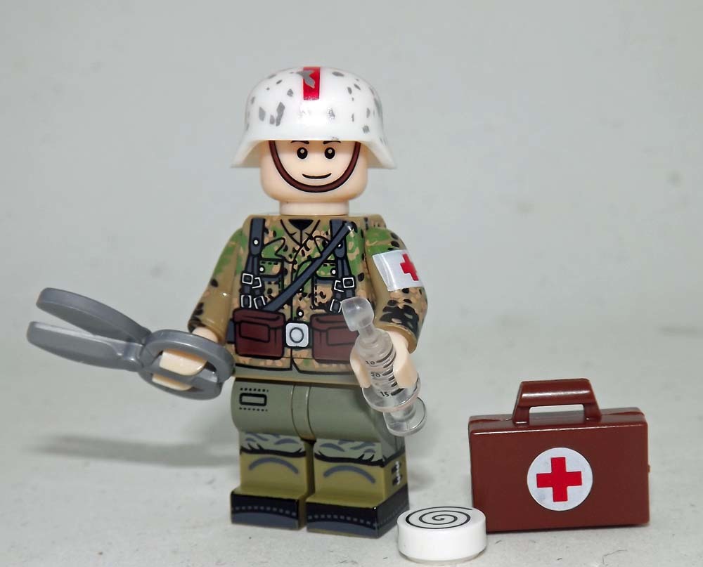 German Medic Deluxe Ww2 Army Custom Minifigures - $8.81