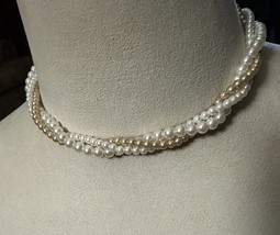 DELICATE VINTAGE TRIPLE STRAND WHITE &amp; PINKISH PEARL NECKLACE - $186.65 MXN