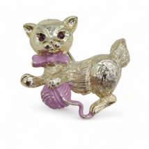 Vintage Brooch Gerrys Gold Tone Kitty Cat With Pink Yarn - £10.93 GBP