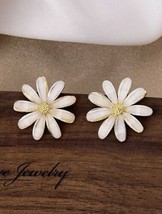 Flower Daisy Stud Earrings White Studs Jewelry Gift New USA SELLER - £9.19 GBP