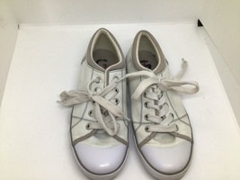 guess tennis shoes white canvas size 7 - $16.82