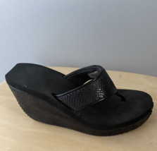 Volatile Wedge Sandals Womens Size 8 Black Snakeskin Thong Comfort Cushiony - £15.70 GBP