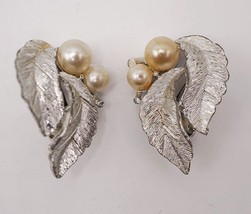 Medio Secolo Perle Finte Color Argento Orecchini a Clip Costume Gioielli - $35.50