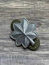 US Army Collar Insignia Pin Rank Major Oak Leaf Military Militaria KG JD - $8.90