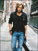 American Idol Keith Urban walking with guitar case 8 x 11 color pin-up photo - £3.55 GBP