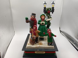 Dickens Holiday Creations Family Light up Holiday Scene Decoration Musical 1993 - £7.72 GBP