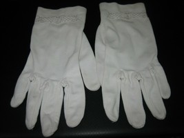 Vintage Ladies White Embroidered Accent Gloves - $9.70
