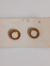 Vintage Sarah Coventry Cream Center Goldtone Small Earrings Pierced - $165.07 MXN