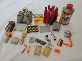 VINTAGE LOT 30+ Micro Machines Accesories Buildings Parts - £46.97 GBP