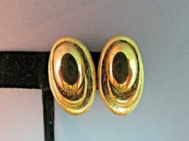 Monet Comfort Clip Earrings Gold Plated Oval Design Textured Smooth Marked Nice! - £14.34 GBP