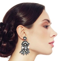 Embroidered Pearl Black Stone Earrings - $337.96 MXN