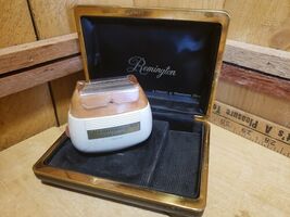 Vintage Remington 60 Deluxe Electric Shaver MISSING CORD Tested Does Work - $27.44