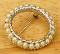 Vintage Costume Jewelry TRIFARI Silver Tone Faux Pearl Circle Brooch Pin - £15.52 GBP