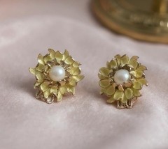 Coro Enamel Flower Earrings Gold Tone Yellow Daisy Pearl Clip On Vtg 1940&#39;s - $373.49 MXN