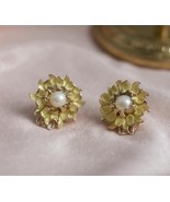 Coro Enamel Flower Earrings Gold Tone Yellow Daisy Pearl Clip On Vtg 1940&#39;s - $370.63 MXN