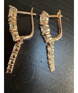 585 14K RG Rose Gold Stamped Linear Long Drop Sparkle Stud Earrings - $745.50 MXN