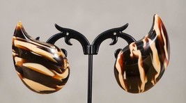 Vintage Plastic Costume Jewelry Brown Amber Lucite Swirl Teardrop Clip Earrings - £22.57 GBP