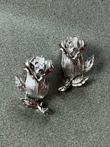Vintage Lisner Signed Silvertone Rose Bud Flower Clip Earrings –  marked on back - £15.36 GBP