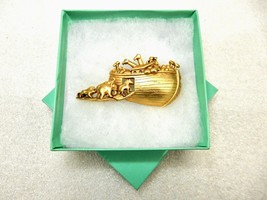 Noah&#39;s Ark w/Animals Brooch Pin, Gold Tone, AJC, Vintage 1980s, #JWL-139 - £9.98 GBP