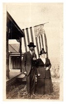 Nero e Bianco &amp; Nero Fotografia Man &amp; Donna IN Anteriore Di Bandiera Americana - £36.17 GBP