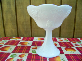Vintage Anchor Hocking 1950&#39;s Milk Glass Scalloped Fruit Dish With Grapes - £14.81 GBP