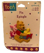 VINTAGE Winnie The Pooh Christmas Holiday Hallmark Disney Pin Brooch Lap... - €12,98 EUR