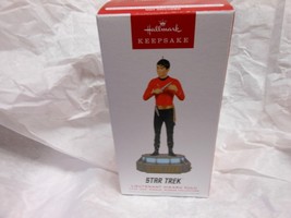 Hallmark Keepsake &quot;Lt. Hikaru Sulu - Star Trek&quot; 2022 Light &amp; Sound Ornam... - $322.48 MXN