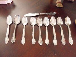 W. Rogers &amp; Sons AA 9 tea spoons and a knife server, beautiful designs, mixed[8] - £42.97 GBP