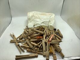 Bag of Vintage Wood Clothes Pins Lot Of  70 plus  Nice Condition Free Sh... - €22,47 EUR
