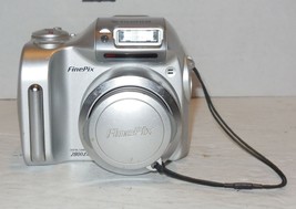 Fujifilm FinePix 2800 Zoom 2.0MP Digital Camera - Silver - £37.39 GBP