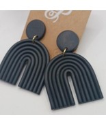 Plunder Black U Earrings - $464.10 MXN