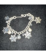 Avon Snowflake Charm Bracelet - $170.87 MXN