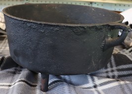 Vintage round 3 leg cast-iron pot with handles no cracks marked 2 - £86.43 GBP