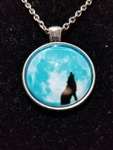 Howling At The Moon Wolf Cabachon Glass Pendant Necklace      Z11 - £7.76 GBP