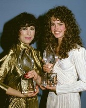 Brooke Shields &amp; Diana Canova hold People&#39;s Choice Awards 1981 11x17 poster - $19.99