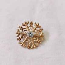 Vtg Gold Tone Snowflake Clear Rhinestone Center Brooch Pin - £9.15 GBP
