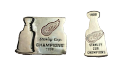 DETROIT RED WINGS 1998 OLD NHL STANLEY CUP HAT JERSEY PIN VINTAGE NEW STOCK - €13,84 EUR