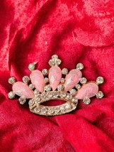 Brooch Pin Princess Jeweled Crown Pink Silver Faux Precious Gems Base Metal Vtg - £19.82 GBP