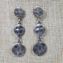 Vintage Chico&#39;s Earrings Hammered Silver Tone 2 Inch Dangle Drop - $270.42 MXN