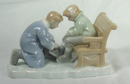 Russ Father Helping Son Tie Ice Skate Figurine - £13.05 GBP