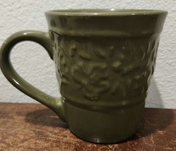 HOLIDAY HOME Ceramic Mug in Evergreen Leaves - £6.14 GBP