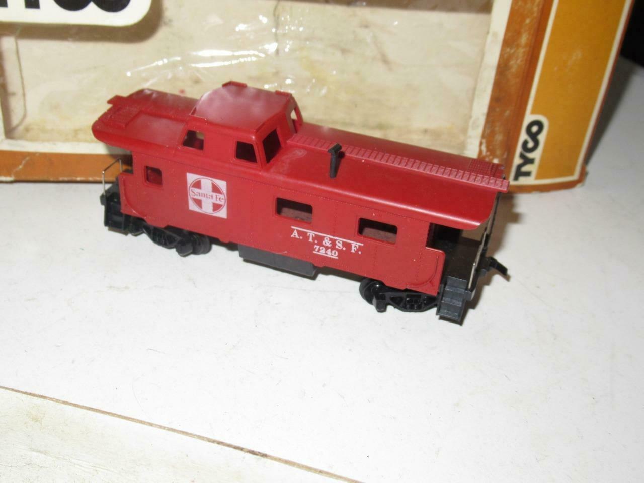 HO TRAINS -TYCO SANTA FE CABOOSE- ROUGH BOX - LATCH COUPLERS - EXC. -  B1 - $3.62