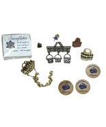 Vtg Longaberger Baskets Related Lot of 10 Wooden Tokens Brooch Pins Patch - $409.06 MXN