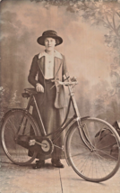 Alla Moda Donna Indossando Cappello Holding Bicicletta ~ Vero Foto Cartolina - £7.91 GBP