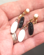 Vintage Dangle Earrings Black White Drop Gold Tone Screw Back Clip On UN Marked - £9.33 GBP
