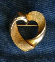 Elegant Mid Century Modern Textured Gold-tone Heart Brooch 1970s vintage 1 3/8&quot; - £10.18 GBP